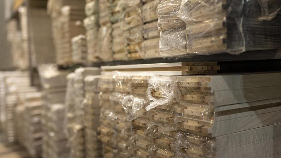 zniszczone palety drewniane